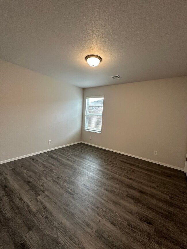 Building Photo - PRELEASING NOW | 3 Bed, 2 Bath Home with Open Layout in East Village