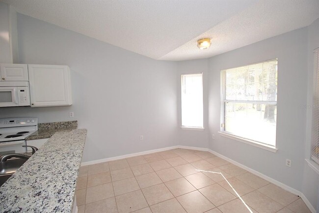 Building Photo - 12 Round Table Ln