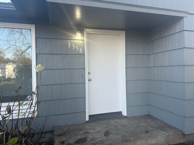 Building Photo - Updated 3 bedroom 1 bath home with large yard!