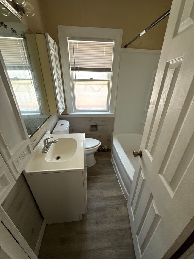 Building Photo - 2 bed 1 bath