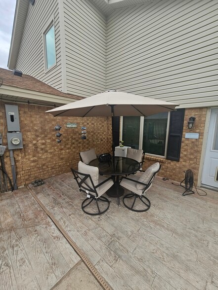 Building Photo - 2020 Oakmeadow St