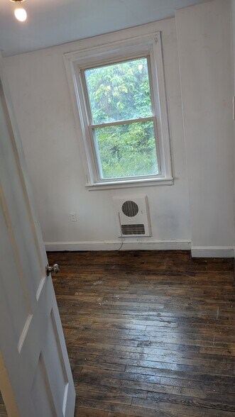 smaller bedroom - 1208 Preston St