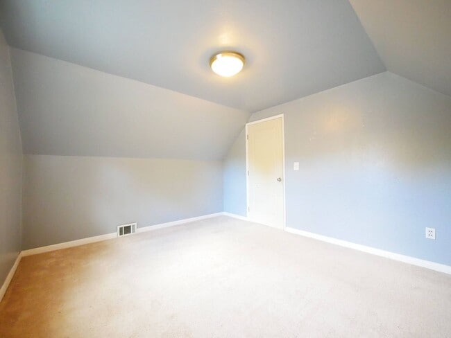 Building Photo - 5 BED & 2.5 BATH SINGLE FAMILY HOUSE FOR RENT