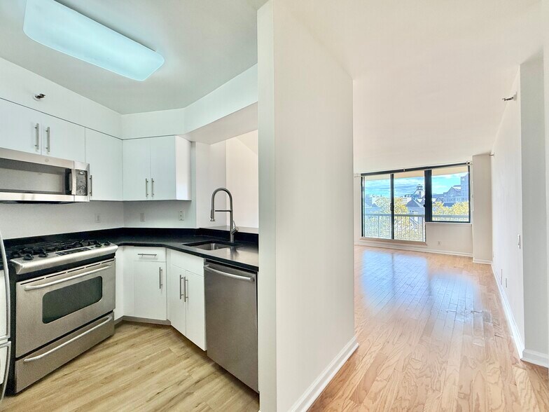 Building Photo - 25 Forest St