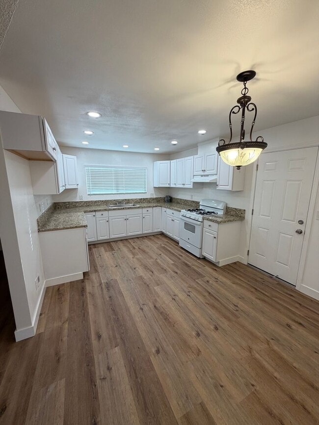 Building Photo - Newly remodeled