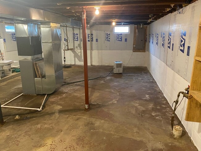 Building Photo - Updated 1-Bedroom House With Large Backyard