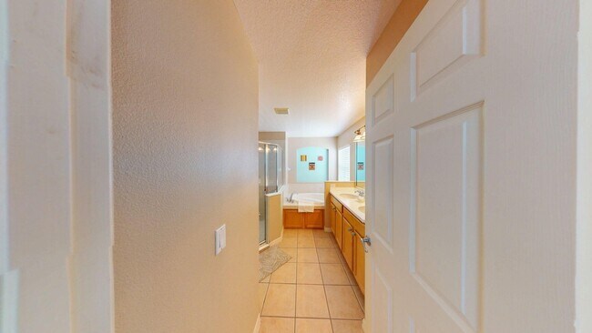 Building Photo - 4 BR 3 BA          POOL HOME    Highlands ...