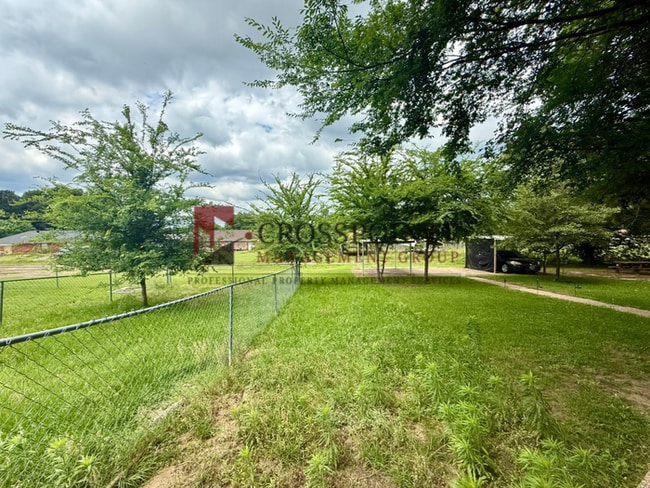 Building Photo - Charming 2 Bed, 1 Bath Duplex!