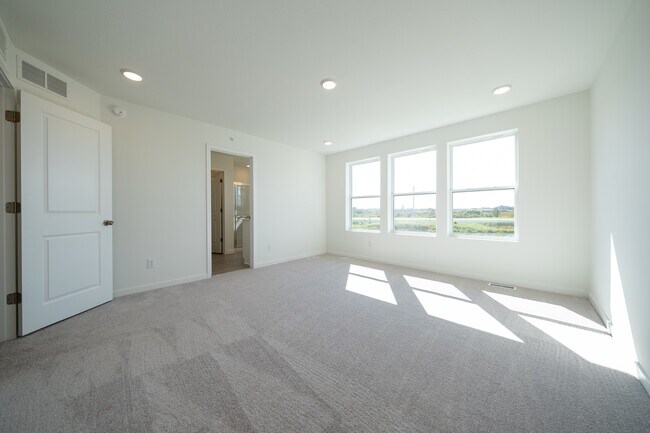 Building Photo - 10429 Ithaca Ln N