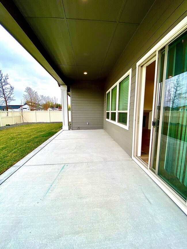 Building Photo - Beautiful Custom 6 Bedroom (2 Primary Bedr...