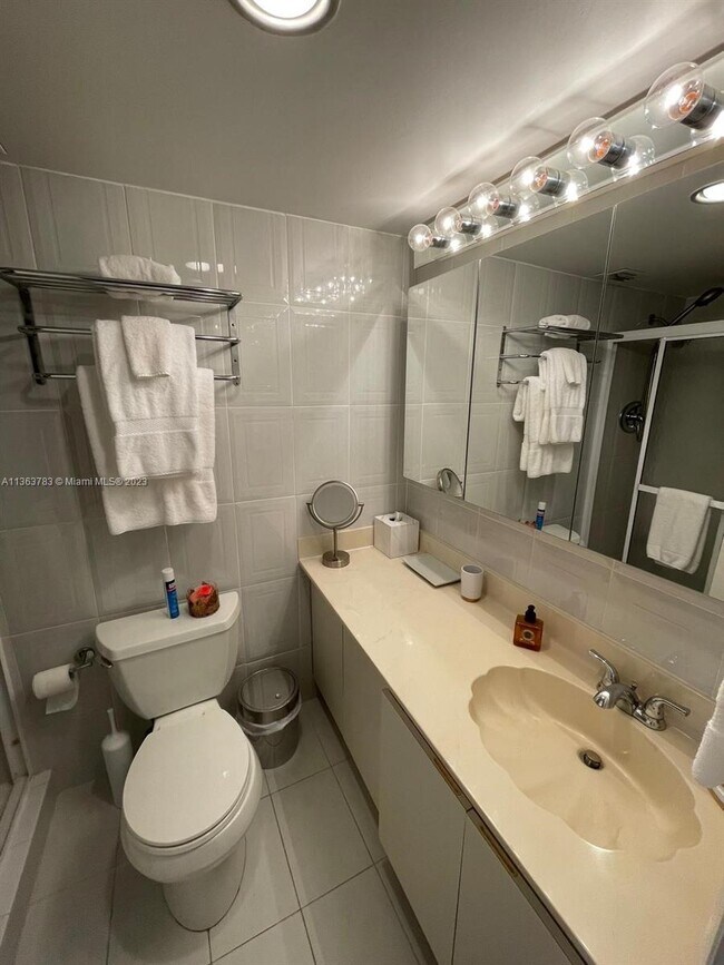 Building Photo - 10000 W Bay Harbor Dr