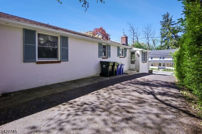 Building Photo - 32 Center St