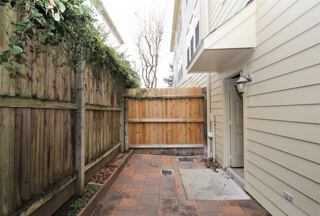 Building Photo - 2902 Chenevert St