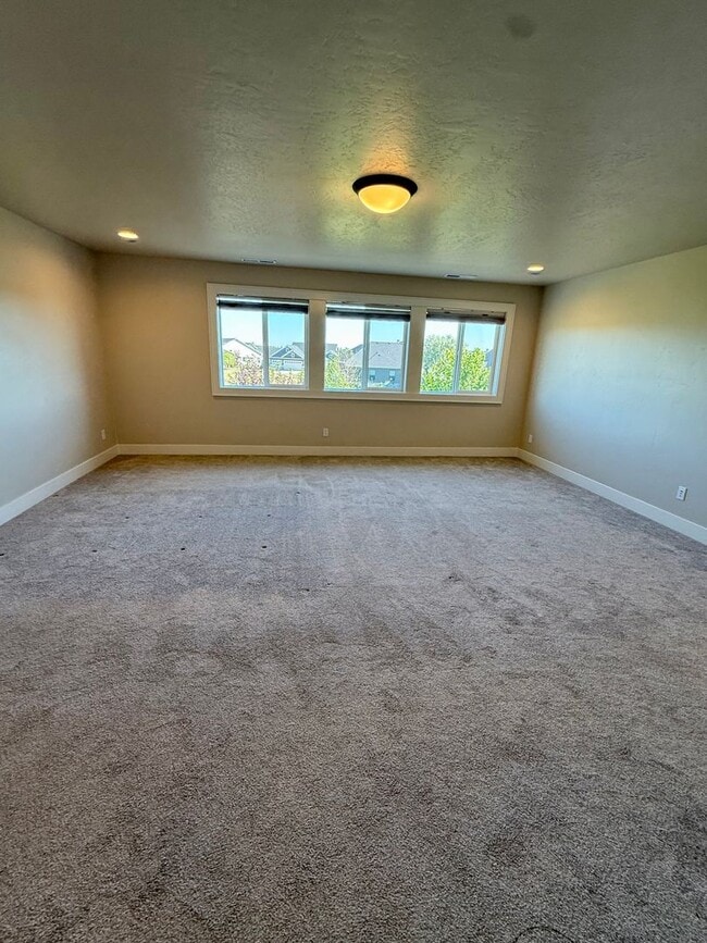 Building Photo - Welcome to this stunning 5-bedroom, 3.5-ba...