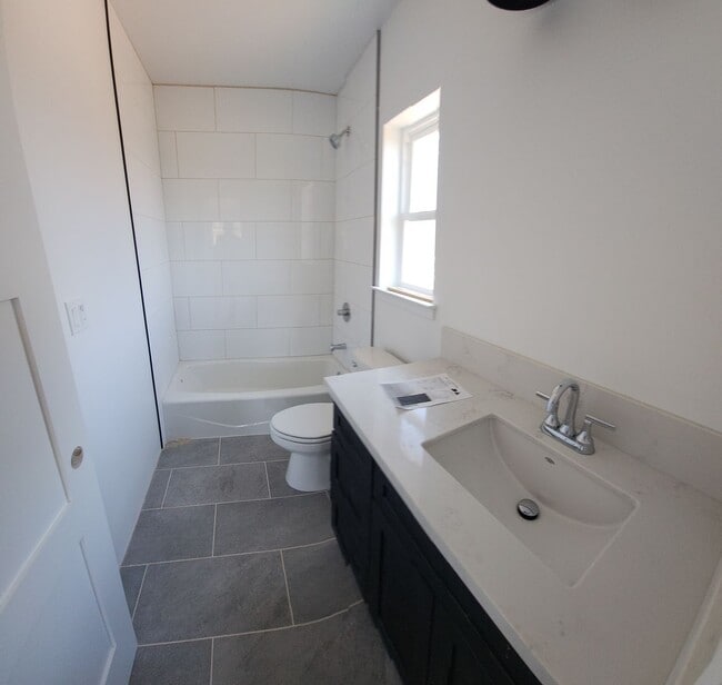 Building Photo - VERY CLOSE TO CAMPUS!! PRIME LOCATION!!! B...
