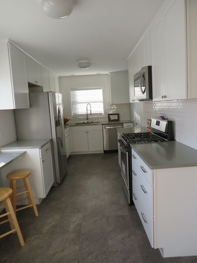 Building Photo - 5 Bedroom, 3 Bathroom House Near Pioneer P...