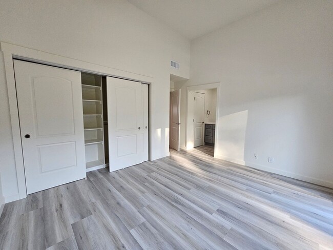 Building Photo - Gorgeous COMLETELY RENOVATED 3 Bed/2.5 Bat...