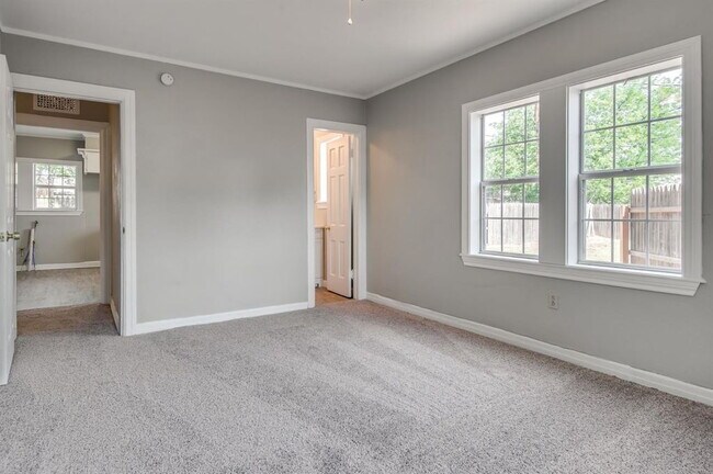 Building Photo - Pre-Leasing for Summer/Fall 2026! - Close to Downtown