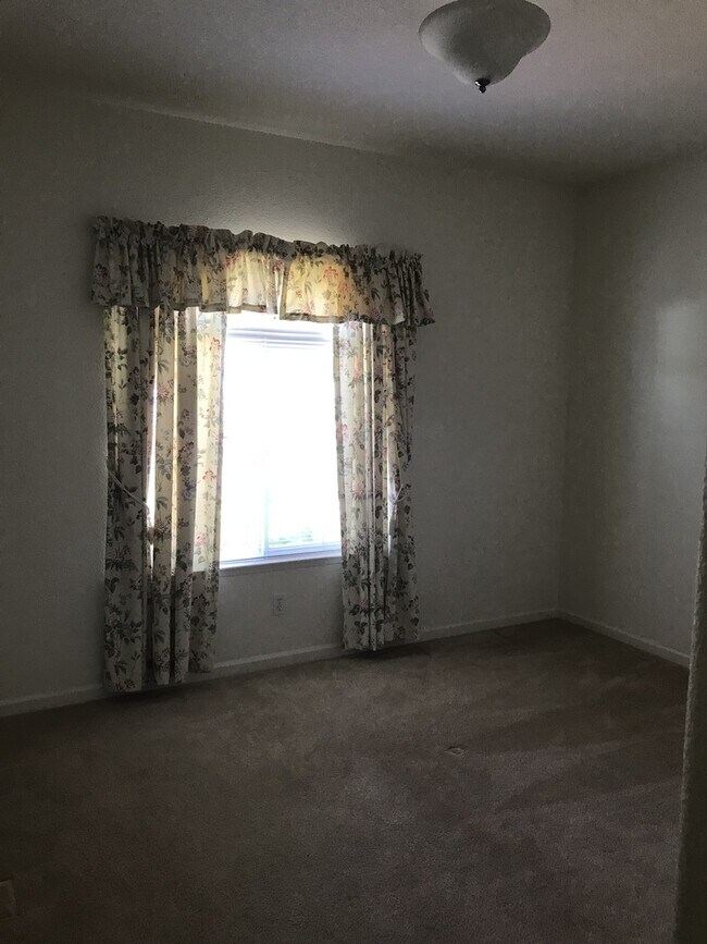 Building Photo - Beautiful & Spacious home!