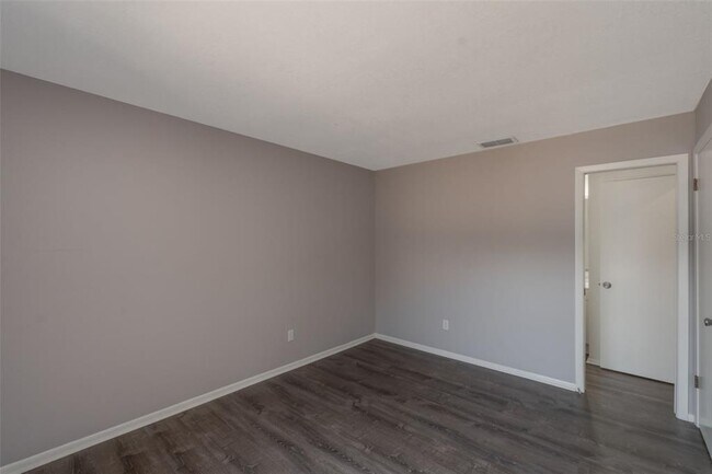 Building Photo - 424 Club Dr