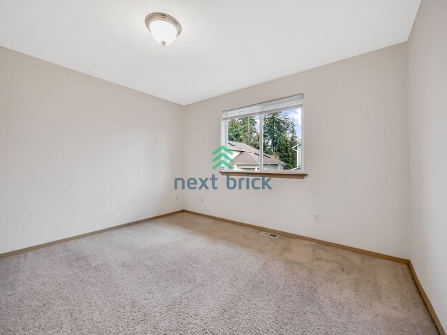 Building Photo - 4 Bed and 2.5 Bath Single-family Home Avai...