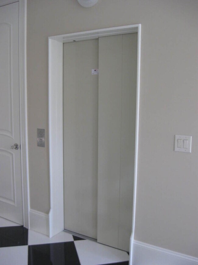 Building Photo - 4 Story Townhome in Greensboro NC