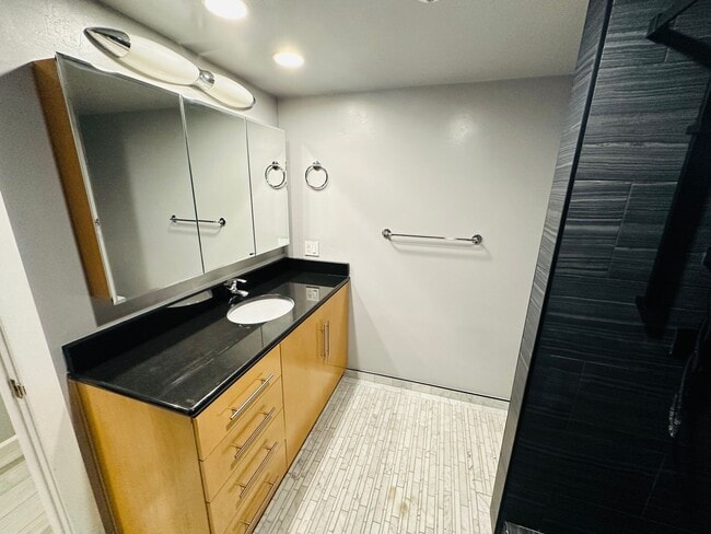 Building Photo - Ground level 2 bedroom, 2 bath in Bayfront...