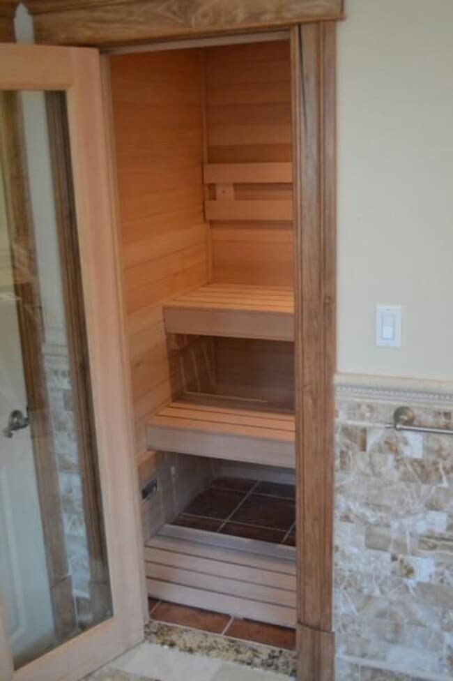 Building Photo - No Brokers Fee, No Security Deposit, In Unit Washer/Dryer, Pets friendly, Parking Included, Centr...