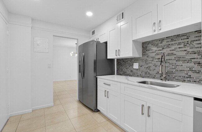 Building Photo - 2851 S Ocean Blvd