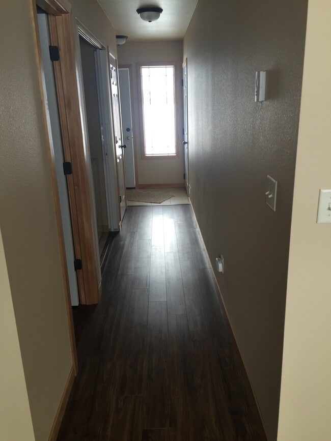 Building Photo - 3 Bedroom 2 1/2 Bathroom Townhouse