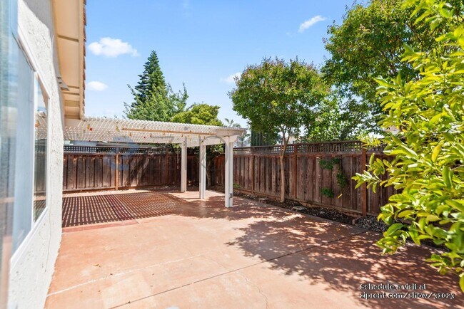 Building Photo - 2758 Croft Dr