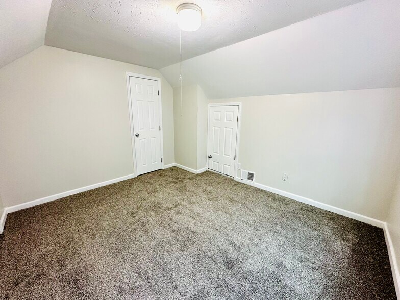 Building Photo - 1147 Lincoln Ave