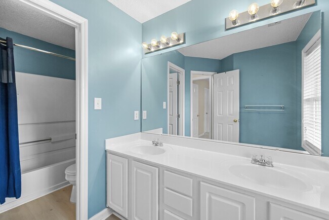 Building Photo - 108 Castlebury Creek Ct