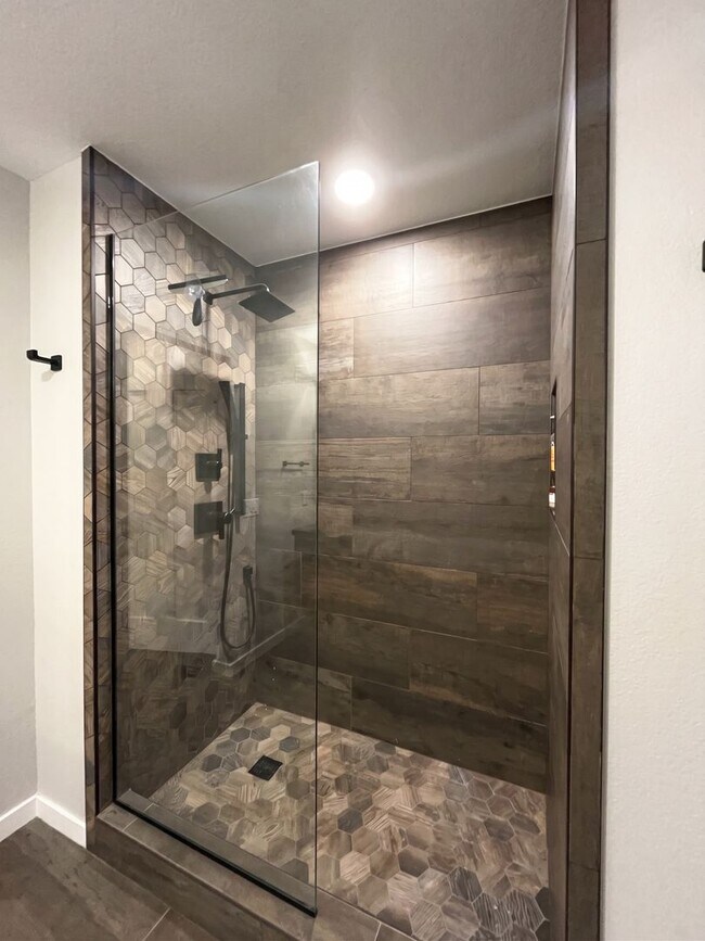 Building Photo - Furnished! In town! Walk to everything! Recently updated!