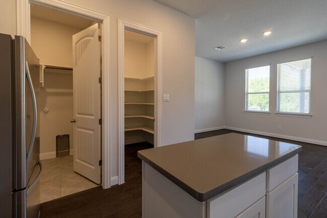 Building Photo - Stunning two story 4 bedroom with den and media/ game area in Pflugerville!