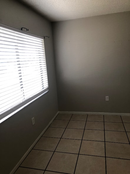 Building Photo - 713 S Daytona Ave