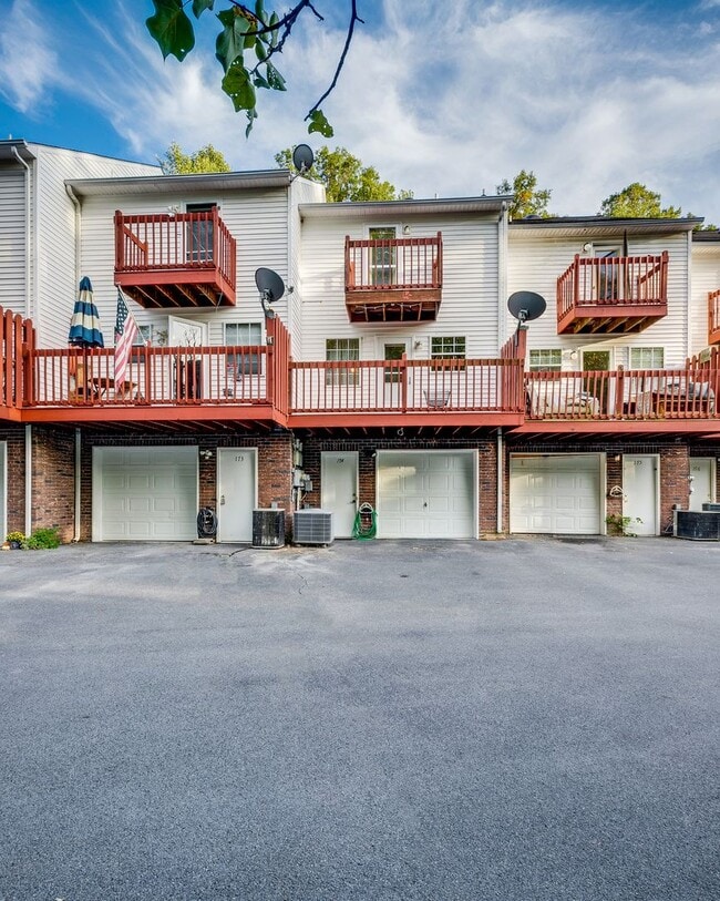 Building Photo - 3 bdrm/2 Bath Condo  Bristol, TN