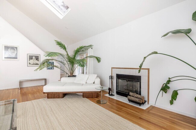 Building Photo - 43 Wooded Oak Ln