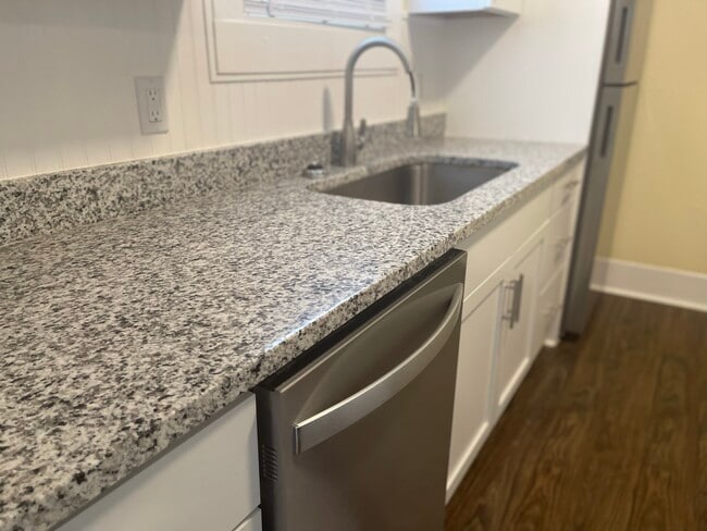 Granite countertops - 1805 Heiman St