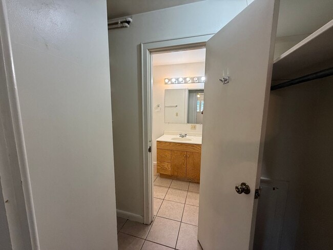 Building Photo - Pet Friendly! Central Air!