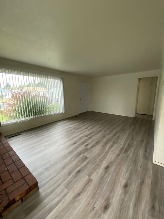 Building Photo - Great Shadle Home