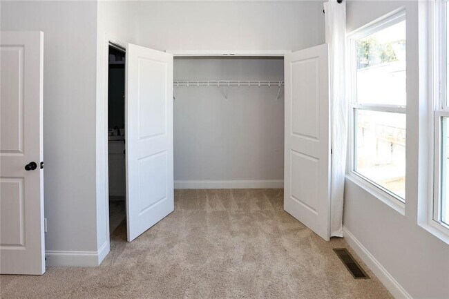 Building Photo - 313 Skylar Way SE