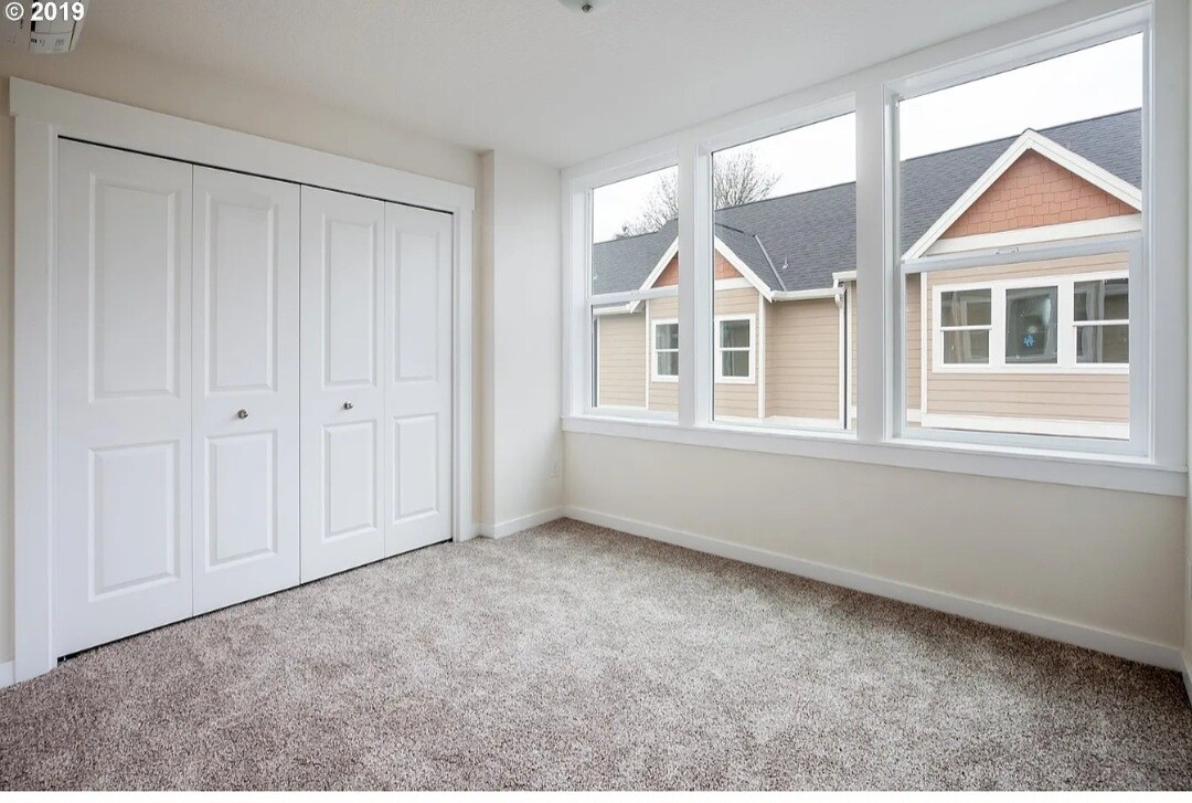 Bedroom suite 2 - 8814 N Edison St