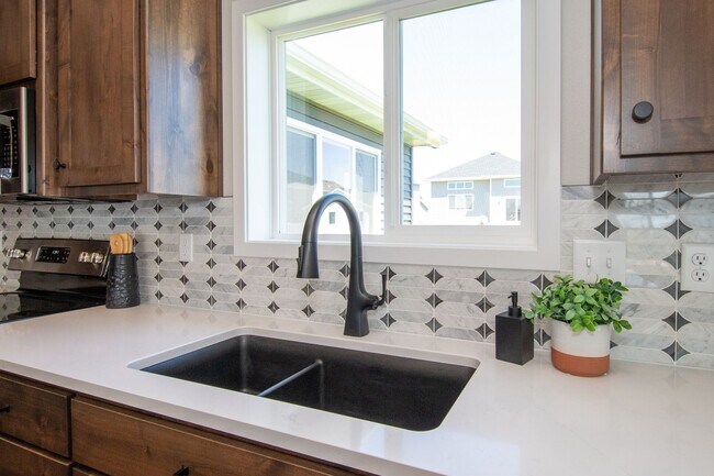 Building Photo - 4 Bed 3 Bath Single Family Home