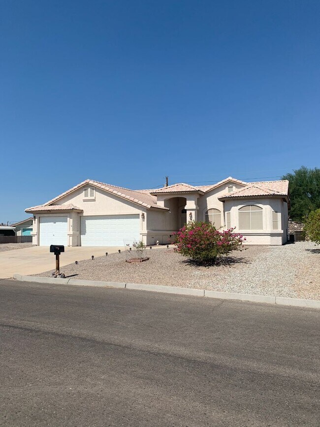 Building Photo - Spacious 3-Bedroom Home with RV Parking & 3-Car Garage in Bullhead City
