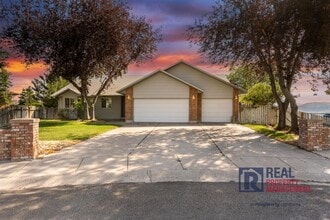 Building Photo - Beautiful 4 bed 2 1/2 bath - 3 car garage