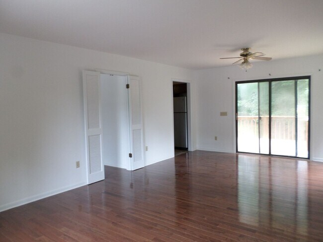 Building Photo - 913 Toms Creek Rd