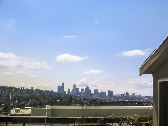 Building Photo - Modern Top-Floor Condo in U-District