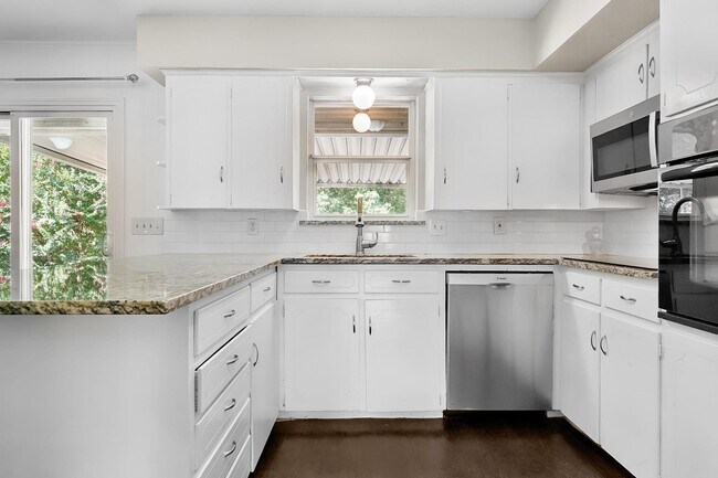 Building Photo - 8351 Lullwater Dr