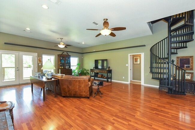 Building Photo - 226 Valmar